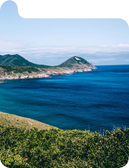 Praia paradisíaca com águas cristalinas